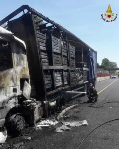 Camion-in-fiamme-crea-traffico-autostrada-bloccata-e-code-chilometriche