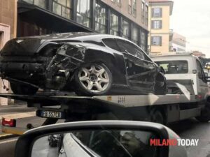 Incidente-a-Milano-Centro-Porsche-e-Mercedes-distrutte