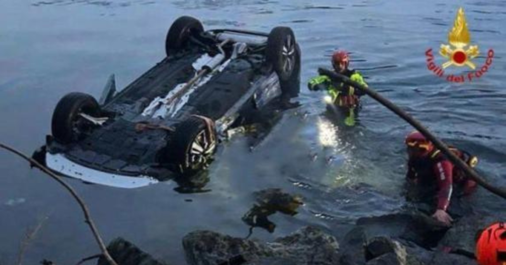 Auto precipita nel lago di Como con 3 persone a bordo: donna deceduta, 2 uomini in condizioni critiche