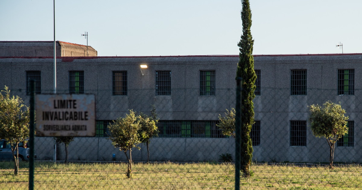 “Disordini e sequestro di agenti: la rivolta nel carcere di Santa Maria Capua Vetere, cosa sta accadendo”