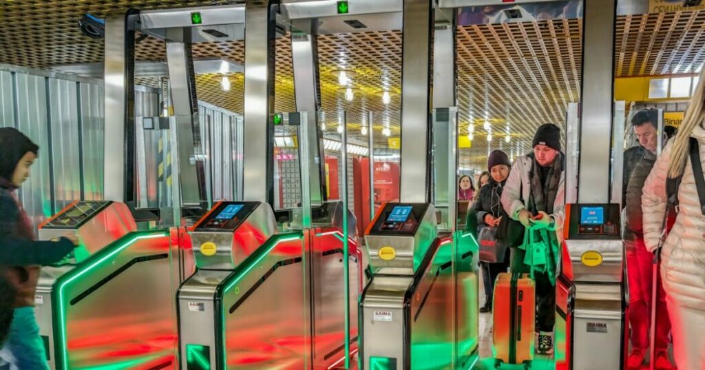 I-mega-tornelli-del-metro-a-Milano-suscitano-controversie-e-questa-la-soluzione-ideale-per-contrastare-i-saltatori