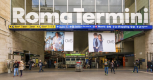 Incidente-a-Roma-Termini-27enne-frattura-gamba-di-una-persona-e-attacca-i-poliziotti.-Fermato