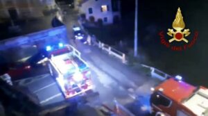 Tetto-in-fiamme-i-Vigili-del-Fuoco-impediscono-il-crollo